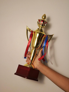 Trofeo Moderno Portátil Helios para el Mejor Deportista, Premio Dorado Brillante Metálico para el Mejor Deportista - Product Image 2