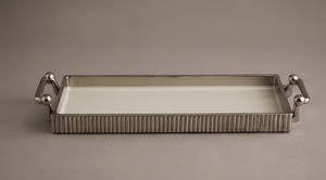 Plateau rectangulaire moderne en métal cannelé émaillé blanc avec poignées sphériques argentées, plat décoratif pour table ottoman ou plateau de service - Product Image 4
