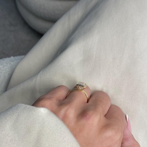 Anillo de Compromiso con Diamante Cultivado en Laboratorio, Corte Esmeralda de 3 Quilates, Bisel de Oro de 14K, Certificado IGI - Product Image 4