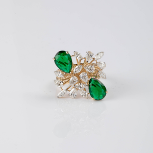 Élégante bague en or jaune 14 carats avec diamants marquise et poire de 1,88 carat et grappe d'émeraudes, bijou classique et raffiné pour femme - Product Image 1
