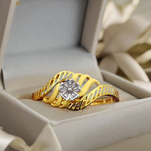 แหวนทองสองสีน้ำหนักเบาพิเศษ |   ลายดอกไม้แบบหยัก |   เครื่องประดับน้ำหนักเบา 1.360 กรัม - Product Image 4