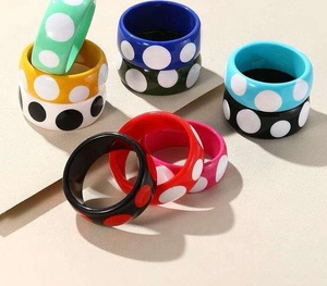 Brazalete de Resina Tallada de Alta Calidad, Hecho a Mano, con Patrón de Espiral Delgado en Color Sólido, Personalizable, Joyería Retro para Navidad - Product Image 3