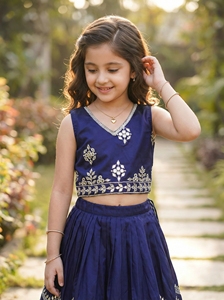 ชุดเลเฮนกาโชลีเด็กผู้หญิงสีน้ำเงินปักลายยาวกรอมพื้น ซักได้ แบรนด์ Shoryam Fashion เหมาะสำหรับงานปาร์ตี้ งานแต่งงาน และงานพิธีแบบอินเดียดั้งเดิม - Product Image 6