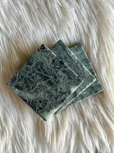 Ensemble de sous-verres carrés en marbre vert du Guatemala faits à la main, sous-verres en pierre naturelle, décoration de table pour la maison - Product Image 4