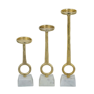 Ensemble de bougeoirs hauts en laiton doré de style nordique, élégants, texturés, métalliques, avec base en cube de marbre naturel, pour décoration de fête - Product Image 1
