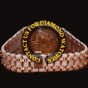 Montre Hip Hop sertie de diamants fabriquée en Inde pour hommes, avec option de logo personnalisé et coffret cadeau de luxe disponible à la vente - Product Image 2