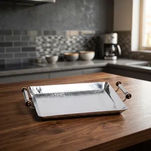 Plateau de service rectangulaire en argent martelé avec poignées latérales polies et élégantes, accentuées de boutons marron foncé. - Product Image 6