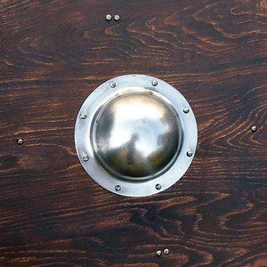 Bouclier en bois inspiré de l'ère viking, bouclier rond artisanal pour costumes historiques, jeux de rôle et décoration murale - Product Image 5