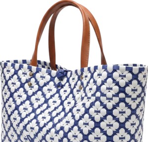 Sac à main en plastique tissé blanc et bleu marine de créateur, avec une bandoulière en cuir marron de qualité supérieure, pour femme - Product Image 3