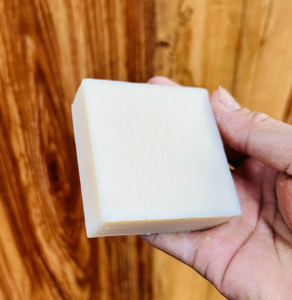 Jabón clásico de coco elaborado con aceite de copra y glicerina que ofrece una experiencia de limpieza y lavado. Fábrica en Vietnam. - Product Image 1