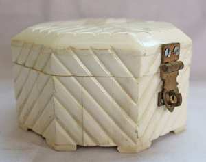 Boîte à bijoux artisanale en os incrusté avec un design sculpté traditionnel – Cadeau de luxe pour mariage et Diwali - Product Image 1