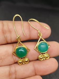 Pendientes de Aro Hechos a Mano en Latón Chapado en Oro con Ónix Verde y Textura Metálica Martillada, Joyería con Piedras Preciosas - Product Image 5