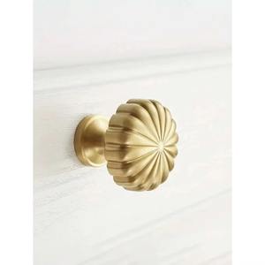 El agarre confiable de una manija de puerta metálica ayuda a evitar resbalones al abrir puertas. - Product Image 1