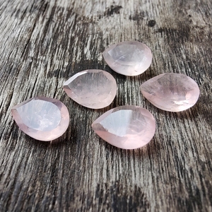 Cuarzo rosa natural tallado en forma de pera para la fabricación de joyas, hecho a mano en India, calidad AAA - Product Image 2