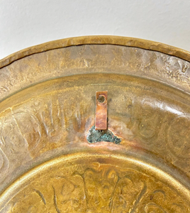 Assiette décorative en laiton gravé oriental avec support, plat de service rond pour présentation murale, fini pour une utilisation en cuisine - Product Image 2