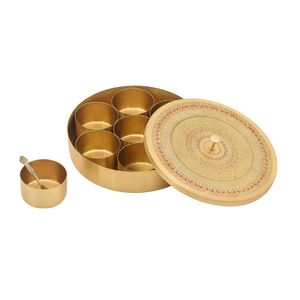 Ensemble de boîtes à épices en laiton finition or, Masala Dani antique gravé avec des récipients amovibles pour assurer la fraîcheur des herbes aromatiques et le rangement - Product Image 3
