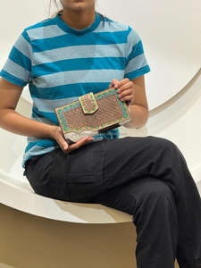 Pochette personnalisée en cuir de vachette sculpté à la main Portefeuille en cuir de vachette occidental Vintage Turquoise Couleur Cartes Portefeuille Cadeau pour elle - Product Image 2