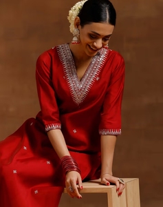 Kurta roja bordada para mujer KV con pantalón (conjunto de 2 piezas) - Product Image 3