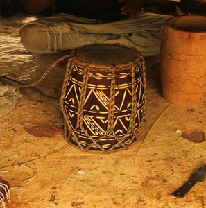 Tabla en bois foncé poli avec chevilles de réglage en laiton et bords noirs, disponible à prix de gros. - Product Image 2