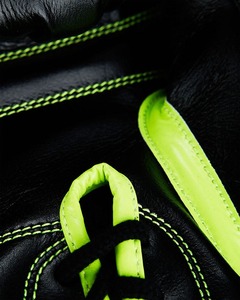 Gants de boxe de qualité supérieure personnalisés noirs et dorés en cuir de vachette, gants de sparring professionnels pour l'entraînement - Product Image 5