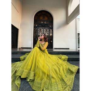 Designer Party Wear Lehenga avec chemisier Dupatta et haussement d'épaules taille XL - Product Image 3