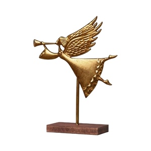 Nouvelle sculpture d'ange volant dorée, fabriquée à la main en aluminium moulé avec un design trompette, montée sur une base en bois massif, art moderne - Product Image 1