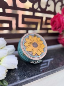 Estuche Compacto para Joyas de Cuero Genuino, Diseño Vintage con Bordado de Girasol en Cuero Repujado a Mano, Cierre de Cremallera, Estilo Bohemio, Duradero - Product Image 1