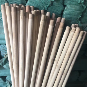 Palos de madera de eucalipto de color natural para escobas y cepillos, ideales para herramientas de limpieza de jardín. - Product Image 1