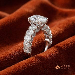 แหวนหมั้นเพชรเม็ดรูปไข่ทรงโอวัล เงินแท้ 925 จาก Maed Jewels ประดับเพชรโมซานไนต์สังเคราะห์คุณภาพสูง ดีไซน์หรูหรา - Product Image 2