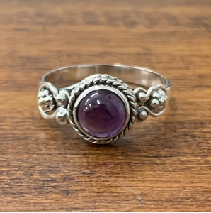 Anillo con Marco de Plata 925 de Diseño Moderno con Gema de Amatista, Joyería Elegante y con Estilo, Colección al por Mayor - Product Image 2