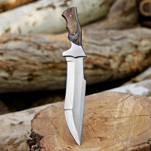 Cuchillo de caza hecho a mano de acero inoxidable con punta curva, mango de madera y funda de cuero para uso en exteriores. - Product Image 4