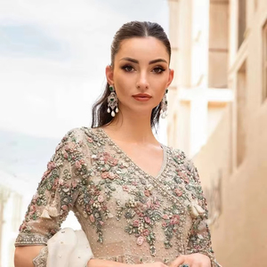 Vestido de novia pakistaní premium con vista de cerca del diseño, en suave tono rosa melocotón pastel, con intrincados apliques florales en 3D. - Product Image 1