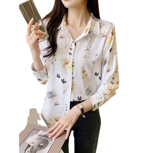 Chemise pour femme à col classique avec fermeture avant pour un style élégant et décontracté - Product Image 1