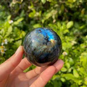 Sphère de cristal de labradorite naturelle polie, pierre précieuse de labradorite à reflets pour la décoration de la maison, la méditation, la guérison Reiki - Product Image 6