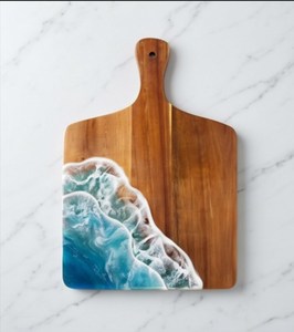 Planche à découper de qualité supérieure en bois et résine avec poignée, surface de découpe motif vague océanique - Product Image 1