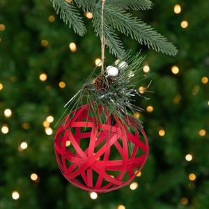 Adorno navideño festivo hecho a mano con bola roja tejida, agujas de pino, un pequeño cono, bayas blancas y cuerda para colgar. - Product Image 5