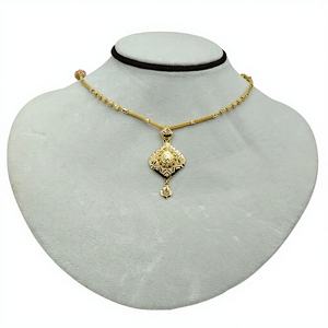 Collar de Oro Amarillo con Colgante de Rombo Texturizado y Detalles de Cuentas Intrincadas, Joyería Fina Sofisticada para Mujer - Product Image 2