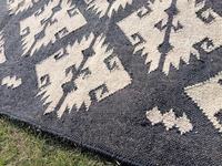 Tapis Kilim Géométrique Noir et Blanc en Laine Tissé à la Main, Écologique, avec Latex, pour Salon et Chambre à Coucher