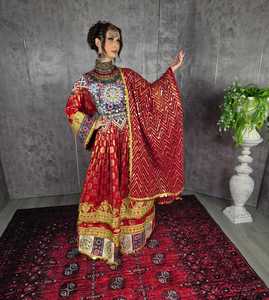 Robe de mariée afghane bohème brodée rouge longue jusqu'au sol, col en V, manches longues, coupe trapèze, motifs dorés, en tissu mousseline et satin - Product Image 2