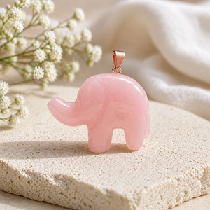 Charme éléphant sculpté en opale rose, fait main, plaqué or rose, figurine animalière, bijou éléphant porte-bonheur, cadeau pour elle - Product Image 1