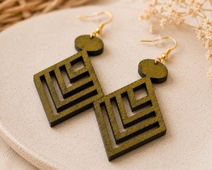 Boucles d'oreilles géométriques en bois avec crochets dorés, forme losange vert olive, apprêts de bijoux fantaisie pour la création et les accessoires - Product Image 1