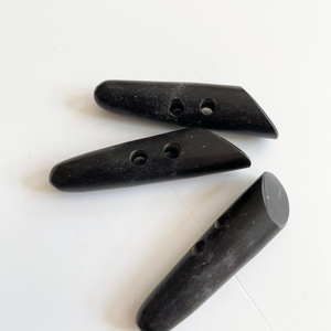 Botón de Cuerno de Búfalo Pulido Personalizado con 2 Orificios para Prendas Exteriores y Cierres Decorativos para Camisas o Túnicas - Product Image 1