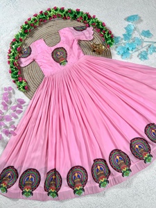 Élégance culturelle : Robe de cérémonie imprimée Kathakali avec ensemble dupatta en soie Chinon - Product Image 2