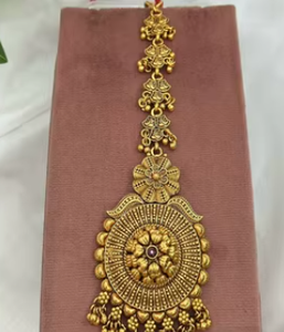 Bijoux de cheveux traditionnels en or 916 poli antique de qualité exclusive avec tikka pour collection de mariage pour femmes - Product Image 2