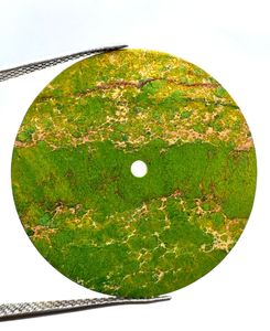 Cadran de montre en jaspe vert 33 mm, composant en pierre précieuse poli sur une face avec trou central de 2 mm, marque K Gems, pierre non montée - Product Image 2