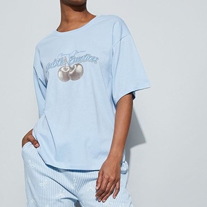 T-shirt en coton pour femme avec imprimé graphique cerise métallisé, épaules tombantes, bleu pastel clair – Fabricant de vêtements - Product Image 3