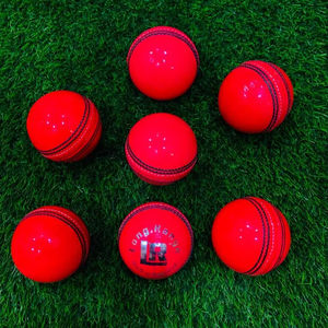 Balles de cricket roses en cuir véritable, balles de match, balles de qualité testée, balles 2020, balles de cricket en cuir 156g, cousues à la machine, Pakistan - Product Image 1
