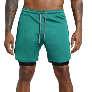 Shorts de sport pour homme, vert, à séchage rapide, avec cordon de serrage et doublure de compression, pour entraînement, gym et fitness. - Product Image 1