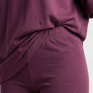 Ensemble sportif 2 pièces pour femme, couleur unie, t-shirt à manches courtes et short au-dessus du genou, coupe ample, col rond, design embossé - Product Image 5