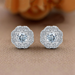 Boucles d'oreilles clous Gourik E321 en argent sterling 925 plaqué platine, design floral minimaliste avec zircon, pour femme, idéales pour mariage, anniversaire ou soirée - Product Image 4